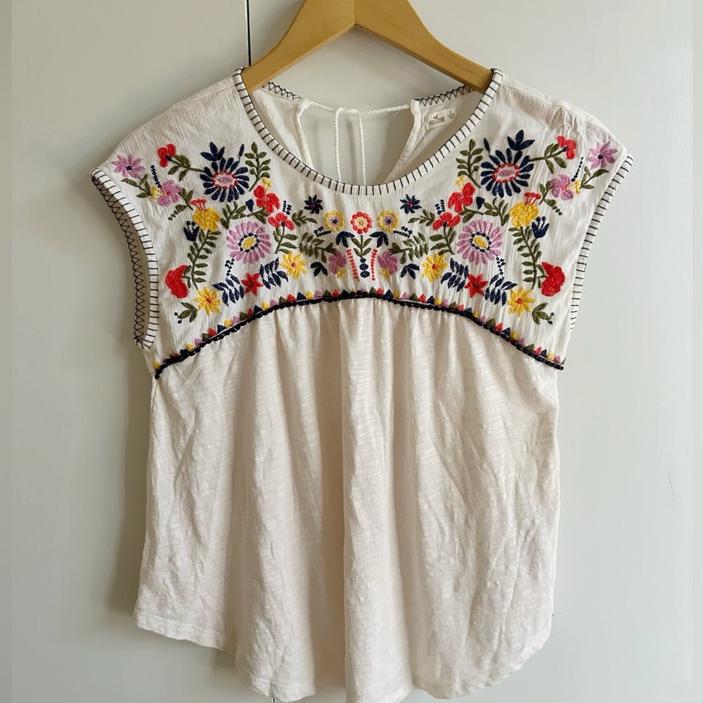 Hollister floral embroidered sleeveless blouse